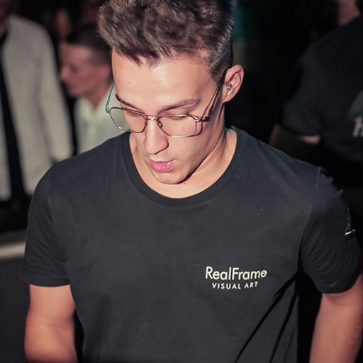 Creative Coder La mente tecnologica dietro alle nostre creazioni, mescola il codice con l'arte per creare contenuti immersivi e unici.